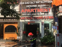 Cháy chung cư mini tại Hà Nội, nhiều cửa kính vỡ tung toé