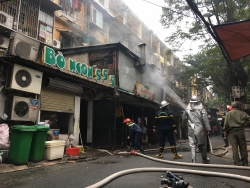 Nhanh chóng dập tắt vụ cháy quán ăn trong khu tập thể Giảng Võ, Hà Nội