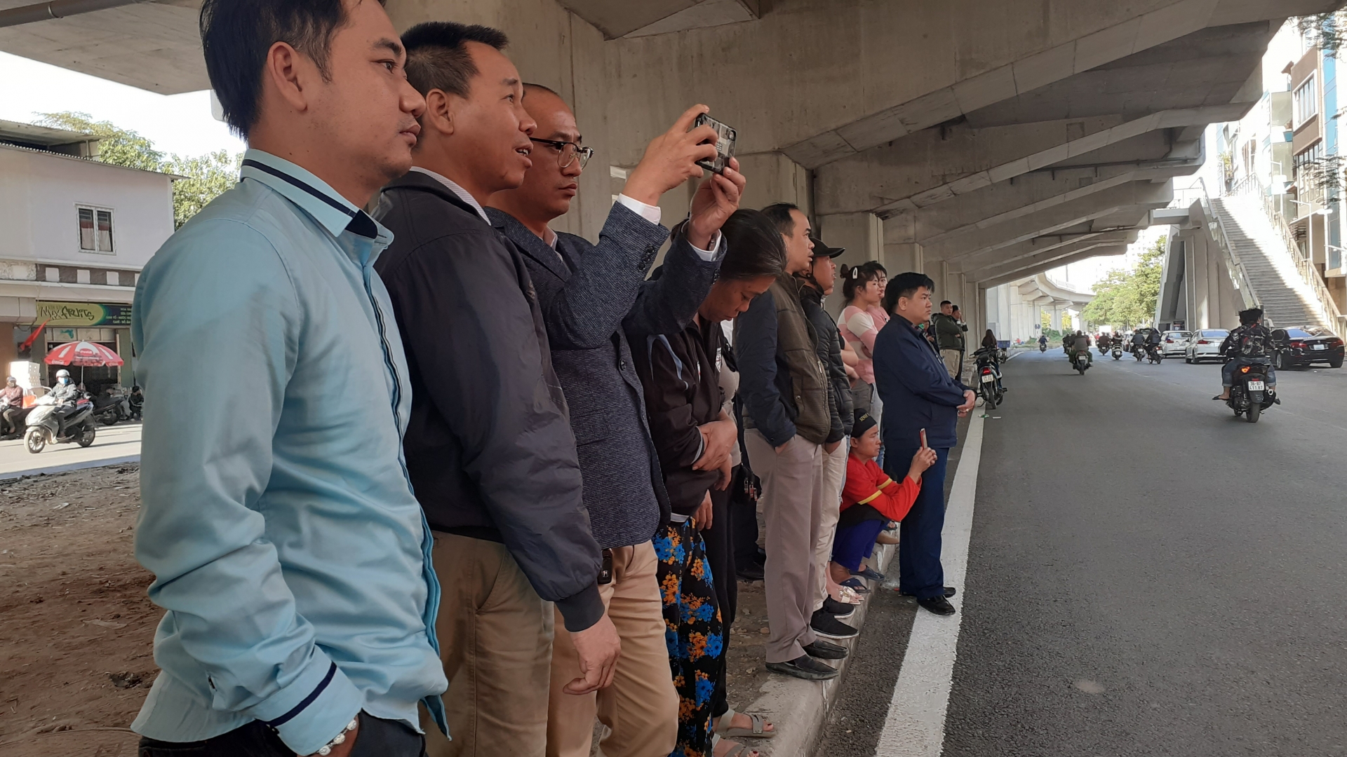 chay 2 quan bun tren pho hoang cau ha noi