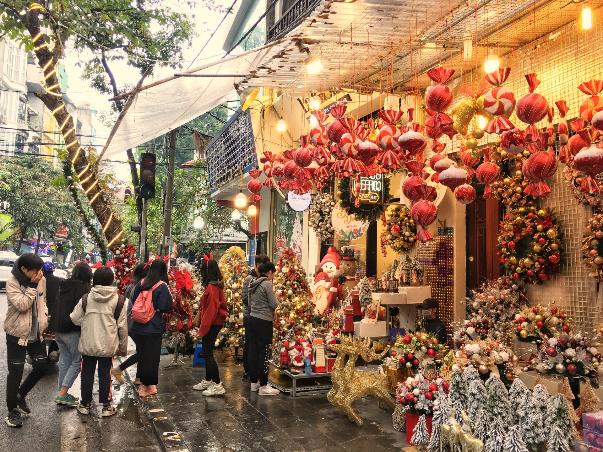 khong khi noel o ha noi ruc ro sac mau am ap tinh yeu thuong