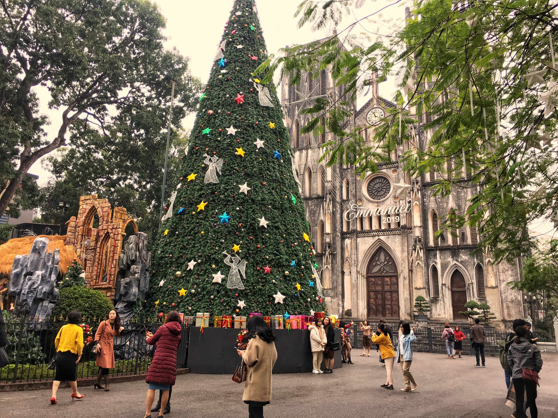 khong khi noel o ha noi ruc ro sac mau am ap tinh yeu thuong