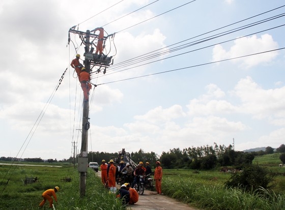 mot cong nhan bi dien giat tu vong trong luc thi cong duong day dien