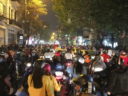 Hà Nội: Giao thông ùn tắc, hỗn loạn khu vực đường lên phố đi bộ