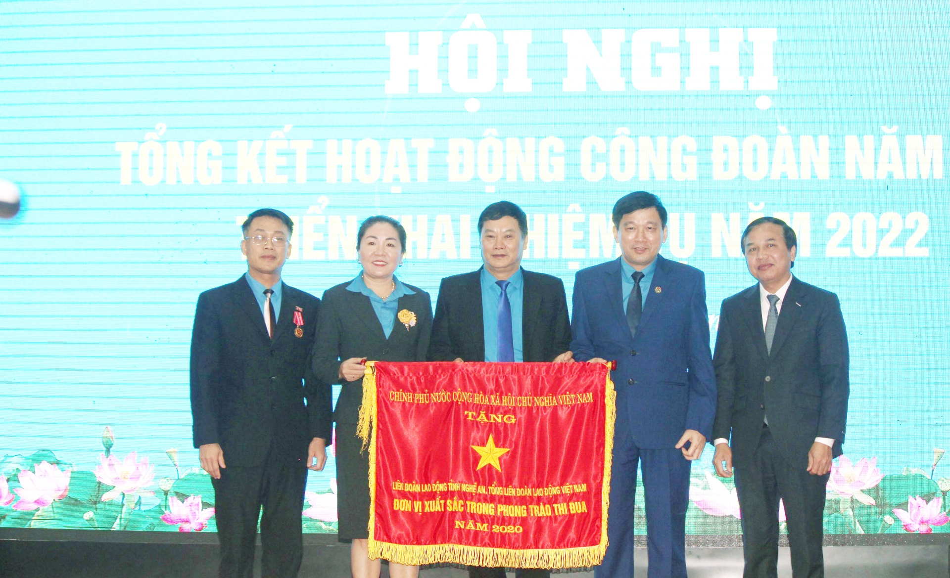 LĐLĐ Nghệ An đón nhận Cờ thi đua của Chính phủ