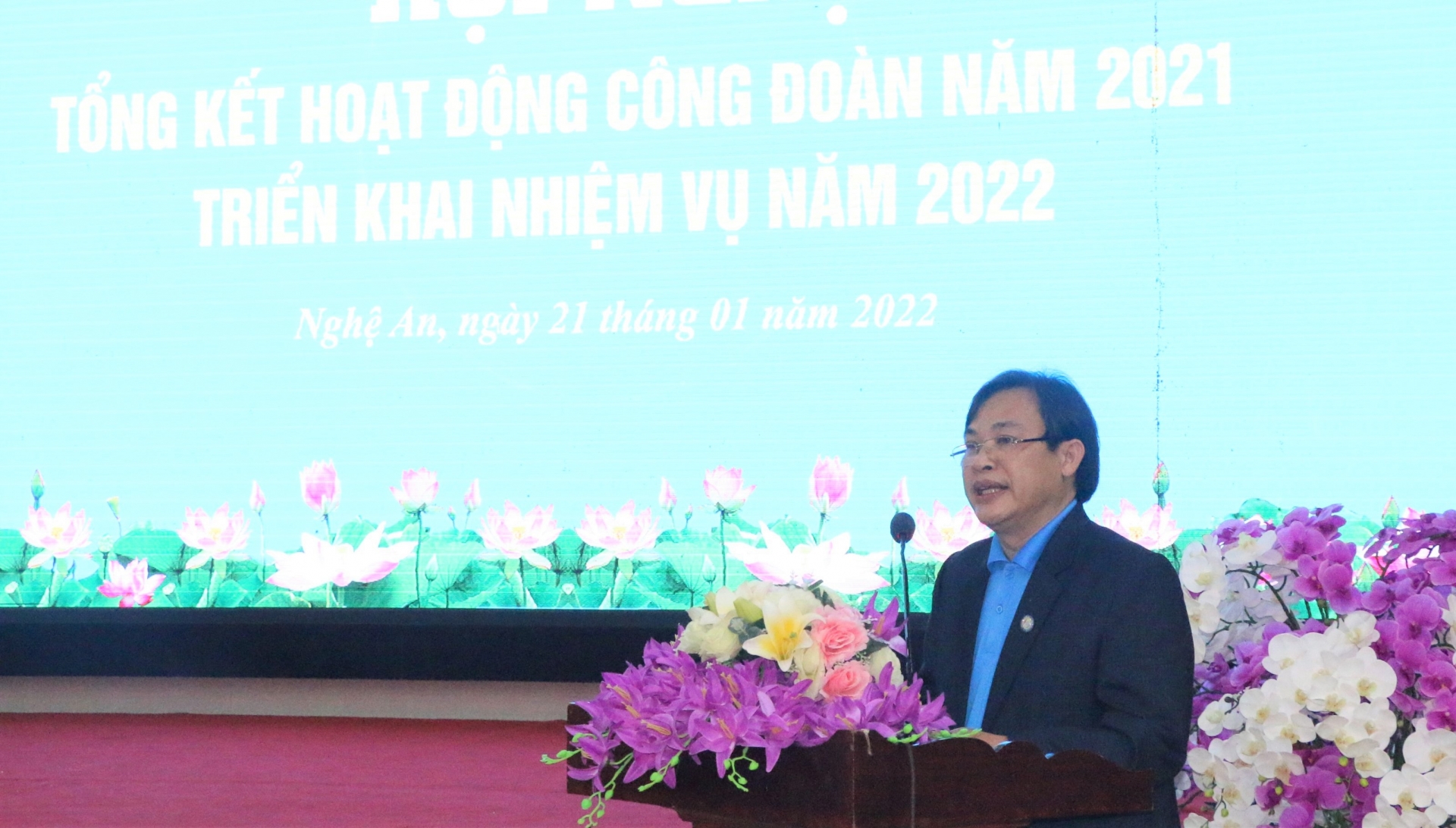 LĐLĐ tỉnh Nghệ An đón nhận Cờ thi đua của Chính phủ