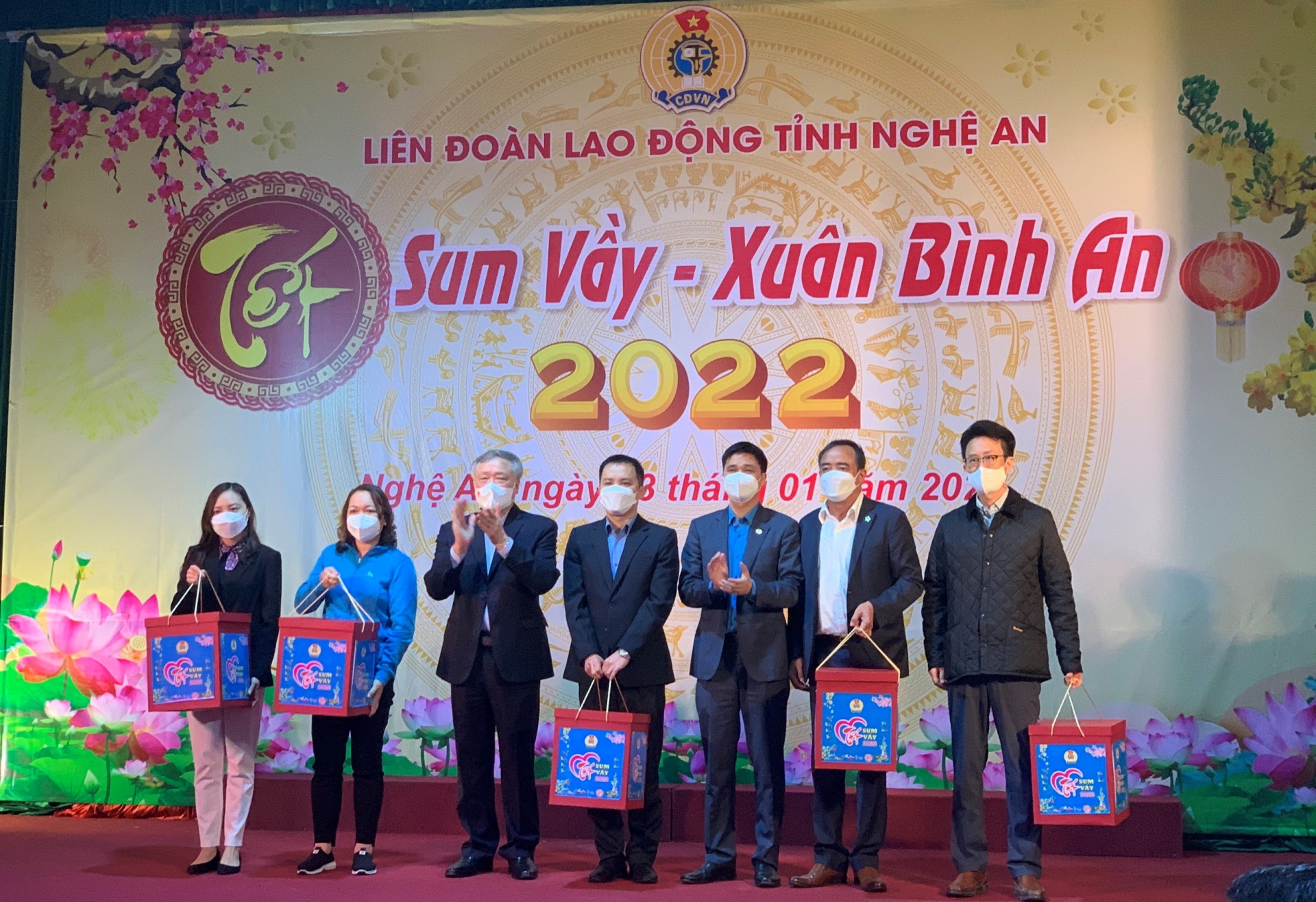 Chánh án Tòa án tối cao Trương Hòa Bình trao quà cho công nhân lao động Nghệ An