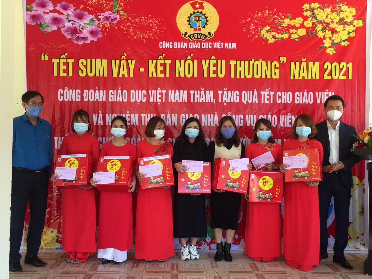 “Tết Sum vầy – Kết nối yêu thương” đến với giáo viên và học sinh vùng biên giới tỉnh Quảng Trị