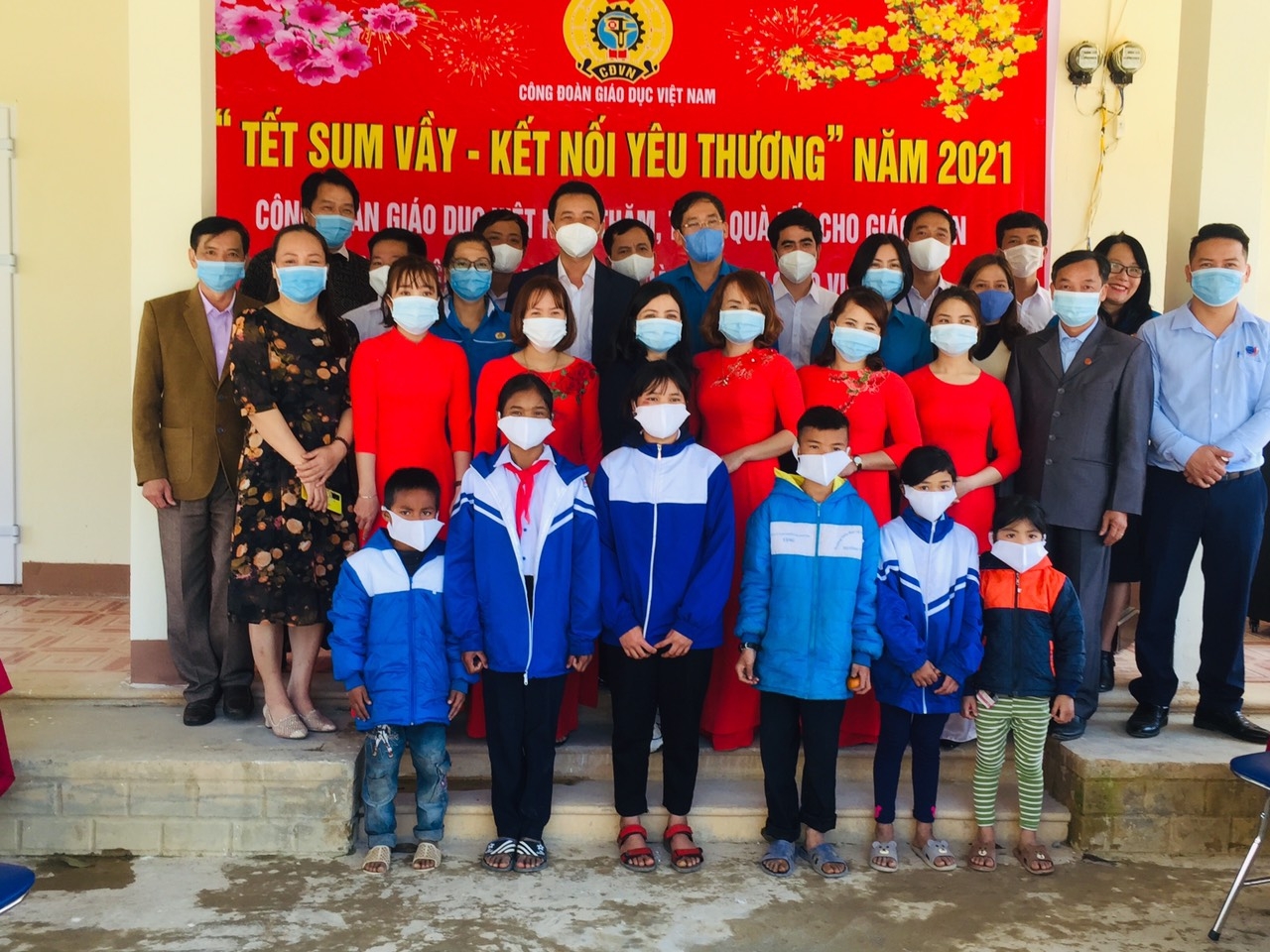“Tết Sum vầy – Kết nối yêu thương” đến với giáo viên và học sinh vùng biên giới tỉnh Quảng Trị