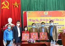Hơn 350 suất quà đến với giáo viên và học sinh vùng biên giới tỉnh Quảng Trị