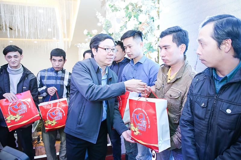 Đồng chí Nguyễn Thế Lập – TUV, Chủ tịch LĐLĐ tỉnh trao quà cho công nhân lao động tại Tết Sum vầy do Công đoàn ngành Công thương tổ chức