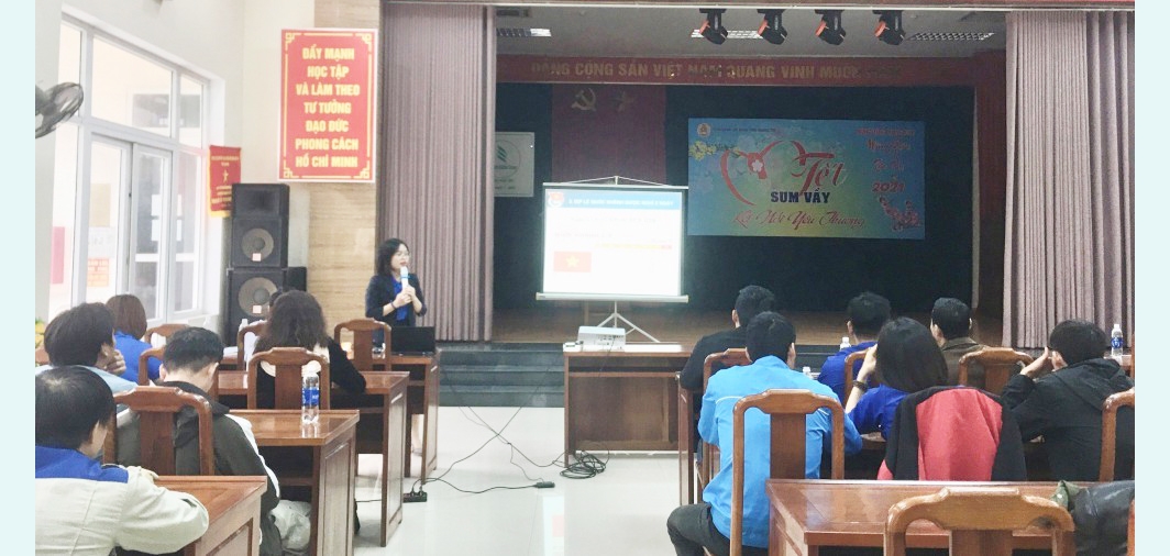 Chi đoàn cơ quan LĐLĐ tỉnh Quảng Trị tuyên truyền pháp luật cho thanh niên công nhân