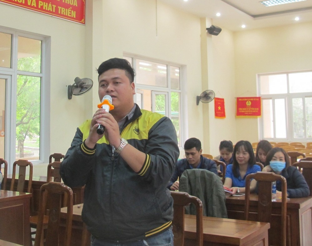 Chi đoàn cơ quan LĐLĐ tỉnh Quảng Trị tuyên truyền pháp luật cho thanh niên công nhân