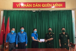 LĐLĐ tỉnh Nghệ An trao quà cho cán bộ, chiến sĩ Đồn Biên phòng Keng Đu