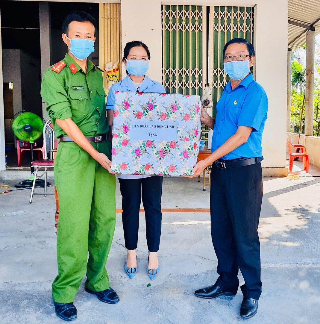 LĐLĐ tỉnh Quảng Trị thăm và tặng quà các chốt phòng chống dịch Covid-19