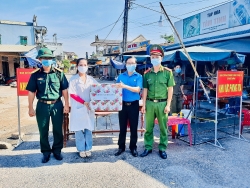 LĐLĐ tỉnh Quảng Trị thăm và tặng quà các chốt phòng chống dịch Covid-19