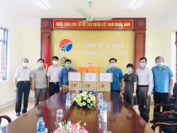 Công đoàn Đường sắt Việt Nam thăm và trao quà cho người lao động