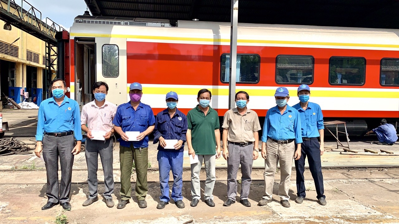 Công đoàn Đường sắt Việt Nam thăm và trao quà cho người lao động