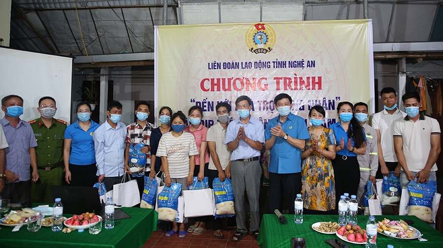 Công đoàn KKT Đông Nam Nghệ An thăm và tặng quà cho NLĐ
