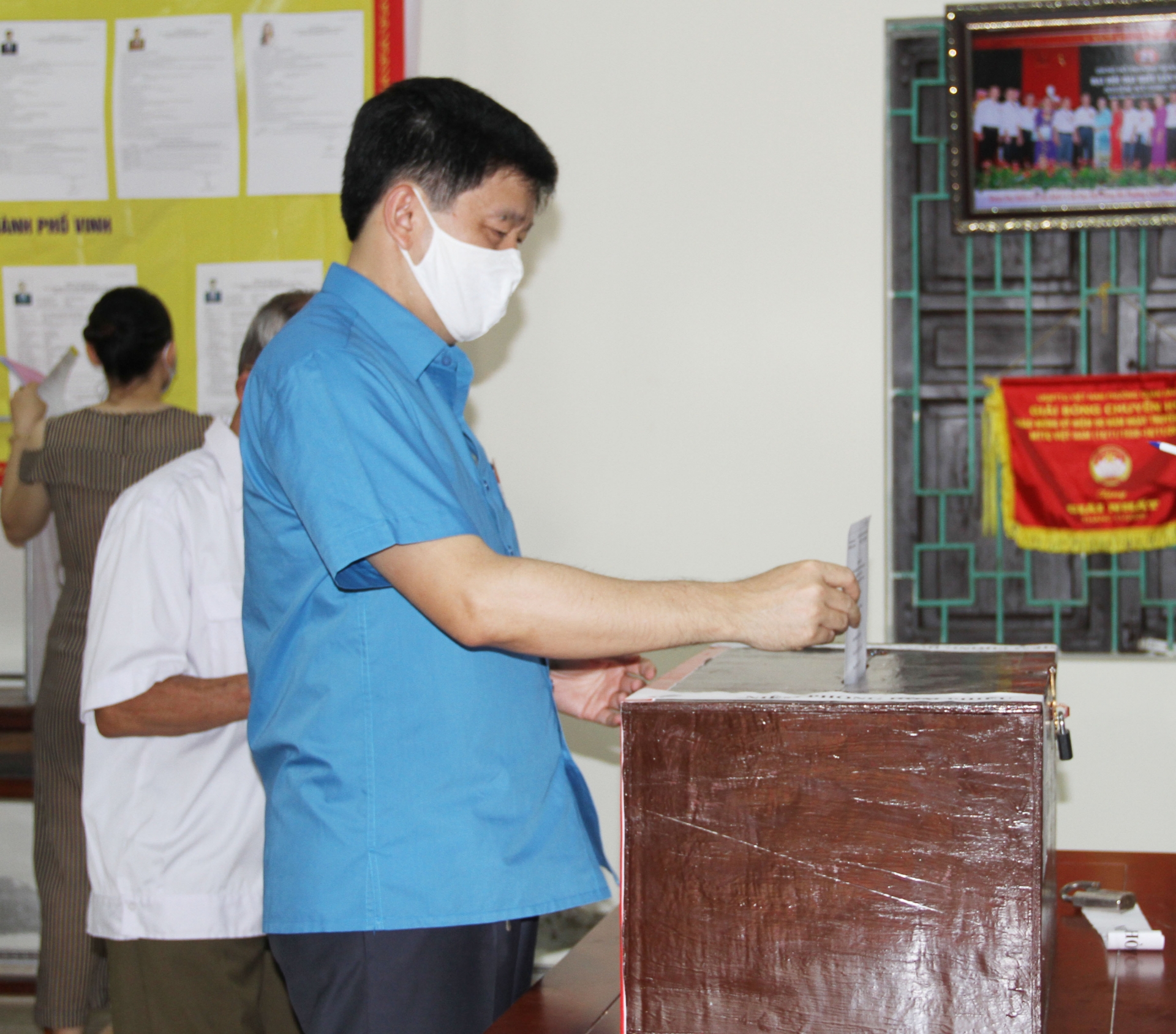 Chủ tịch LĐLĐ tỉnh Nghệ An hoà cùng CNVCLĐ đi bầu cử