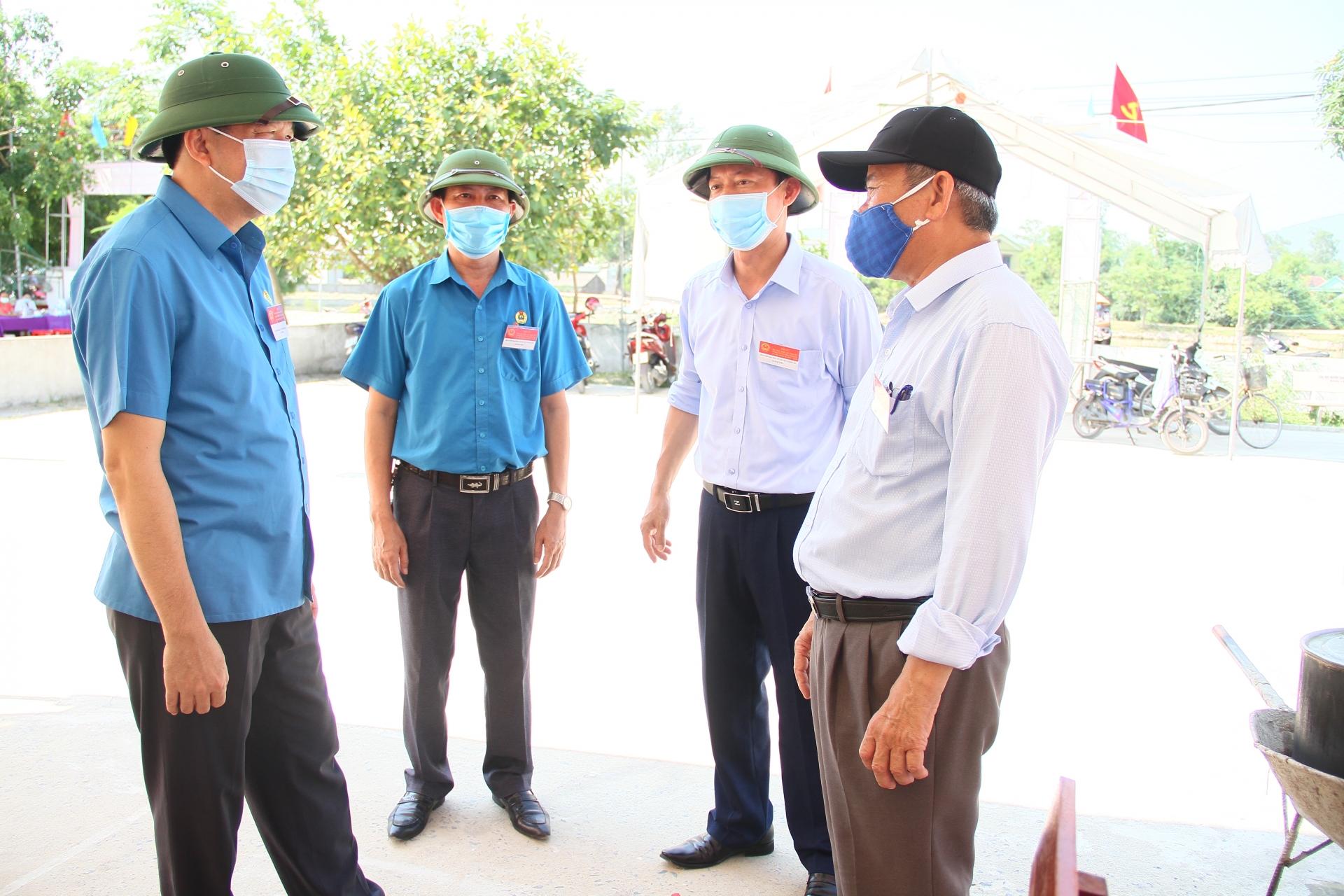 Chủ tịch LĐLĐ tỉnh Nghệ An hoà cùng CNVCLĐ đi bầu cử
