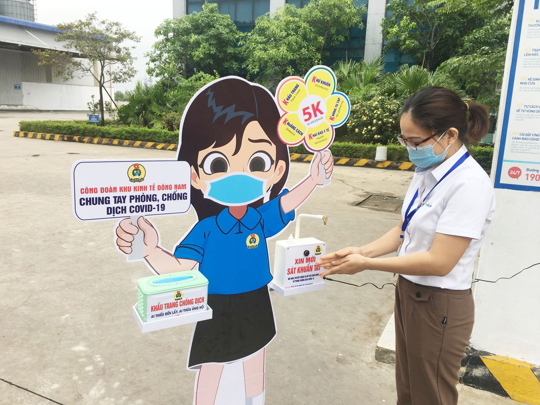 Công đoàn KKT Đông Nam Nghệ An tặng máy sát khuẩn tay tự động cho CĐCS