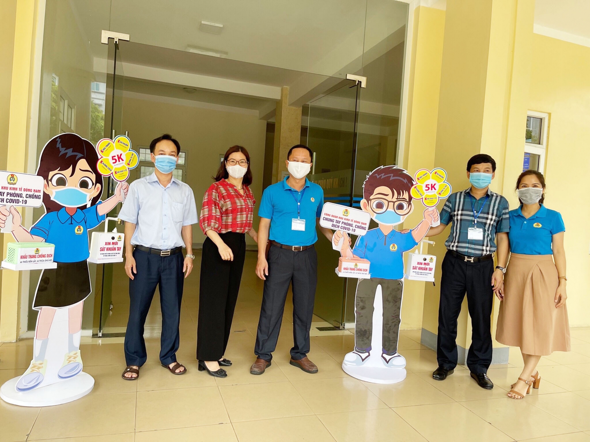 Công đoàn KKT Đông Nam Nghệ An tặng máy sát khuẩn tay tự động cho CĐCS