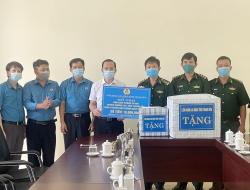 LĐLĐ tỉnh Thanh Hóa tặng quà cho cán bộ, chiến sĩ Đồn Biên phòng Na Mèo, Pù Nhi