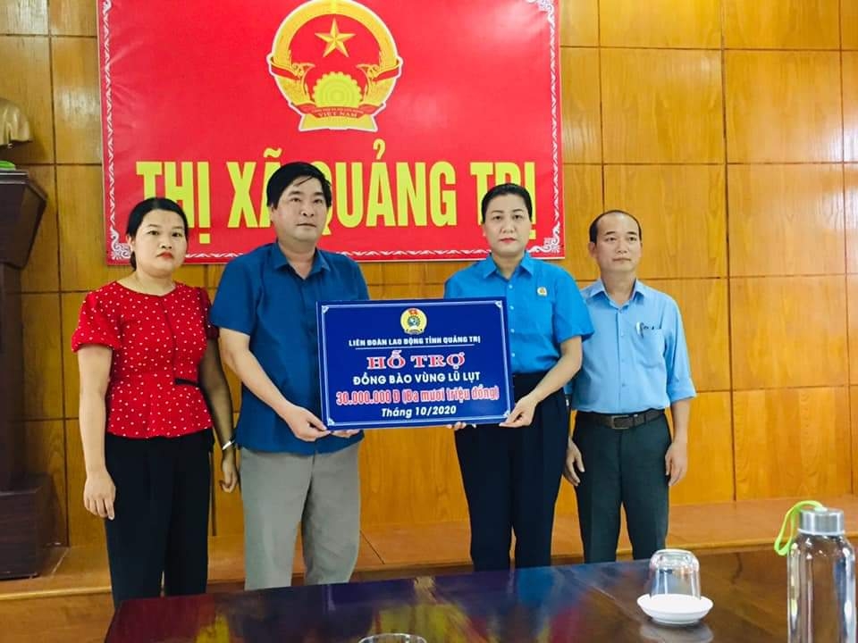 Công đoàn các cấp tại miền Trung ra sức kêu gọi ủng hộ đồng bào bị ảnh hưởng bởi lũ lụt