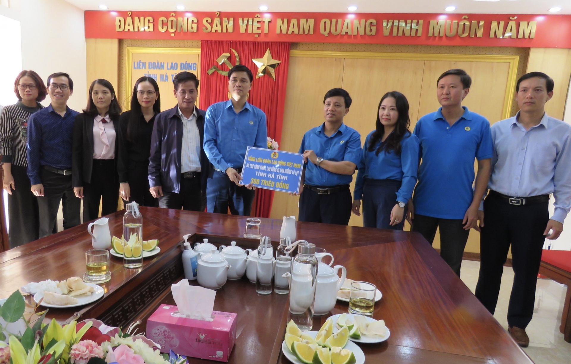 Tổng LĐLĐ Việt Nam hỗ trợ 300 triệu đồng cho CNVCLĐ Hà Tĩnh bị thiệt hại do mưa lũ