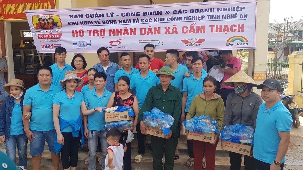 Nghệ An: Công nhân lao động ủng hộ người dân miền Trung bị thiệt hại do mưa lũ