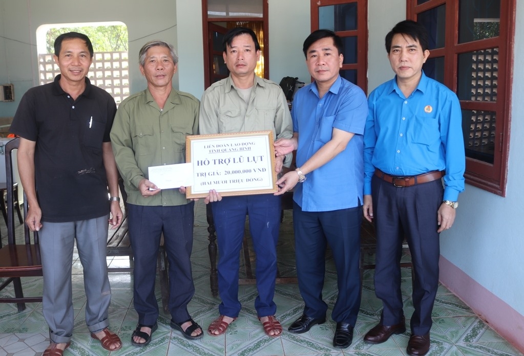 Đồng chí Phạm Quang Long - Chủ tịch LĐLĐ tỉnh Quảng Bình trao quà hỗ trợ người dân bị thiệt hại do mưa lũ.