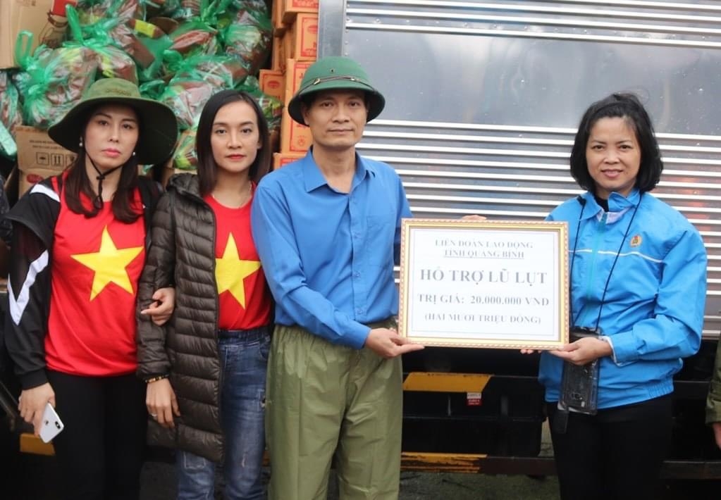 Công đoàn Quảng Bình chung tay khắc phục thiệt hại do mưa lũ