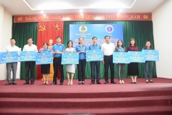 Đoàn công tác của Tổng LĐLĐ Việt Nam và Bộ Y tế trao quà hỗ trợ cho CNVCLĐ