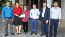 LĐLĐ Hà Tĩnh trao quà cho nhân vật trong bài viết dự thi "Vòng tay Công đoàn"