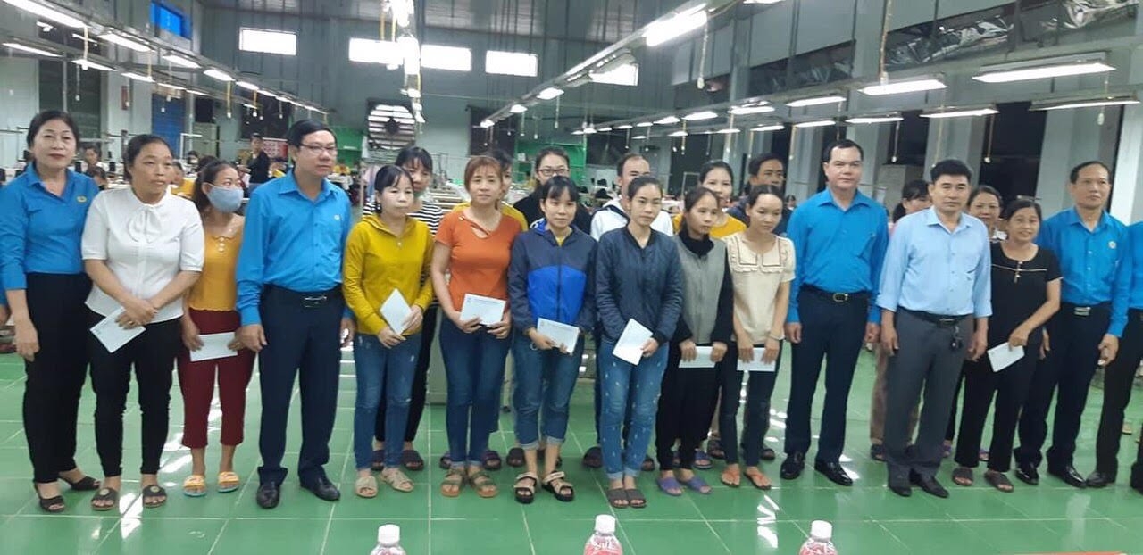 LĐLĐ tỉnh Quảng Trị phân bổ hơn 1,19 tỷ đồng cho công đoàn huyện ngành trao quà Tết cho NLĐ
