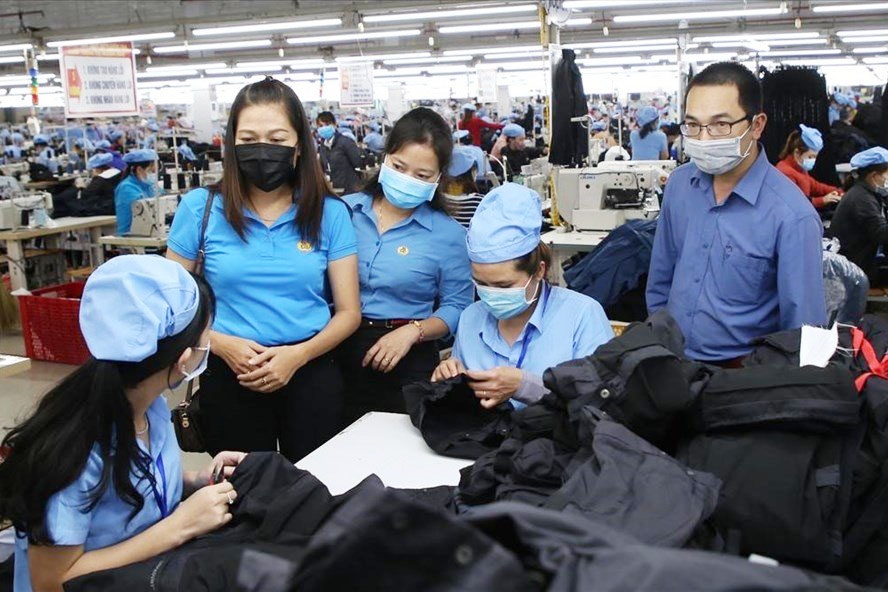 LĐLĐ tỉnh Quảng Trị phân bổ hơn 1,19 tỷ đồng cho công đoàn huyện ngành trao quà Tết cho NLĐ