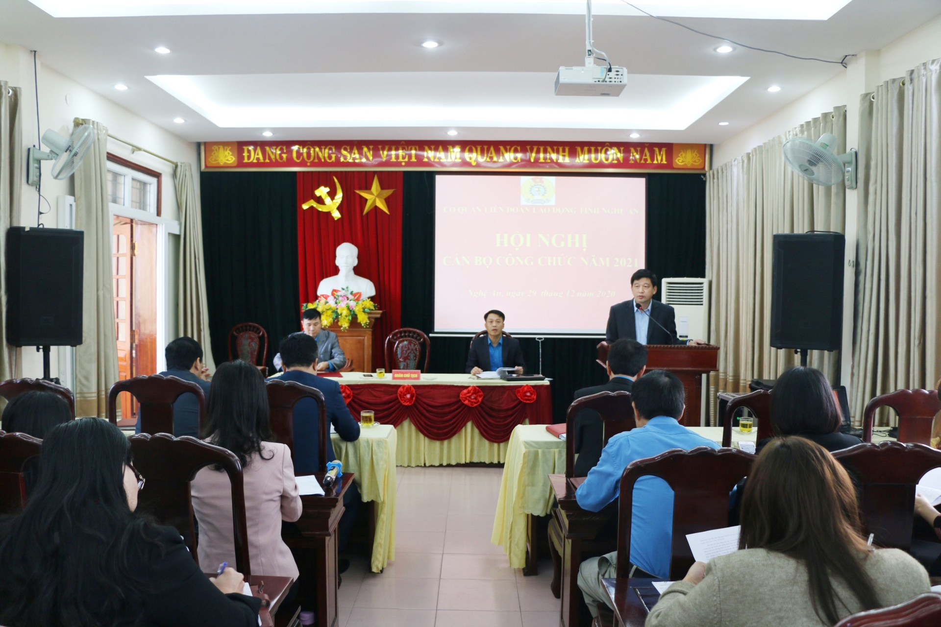 LĐLĐ tỉnh Nghệ An khen thưởng cho 2 tập thể và 7 cá nhân có thành tích xuất sắc