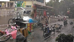 Mưa dông khiến hàng loạt phương tiện đổ lăn lóc trên phố Hà Nội