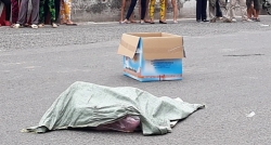 Người phụ nữ đi xe máy đánh rơi bao tải chứa xác thai nhi rơi xuống đường