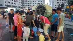 ha noi cung cap nuoc mien phi cho dan sau su co nuoc song da nhiem dau thai