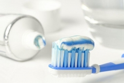 Chuyên gia khuyến cáo: Thận trọng khi dùng kem đánh răng bổ sung thêm than và soda