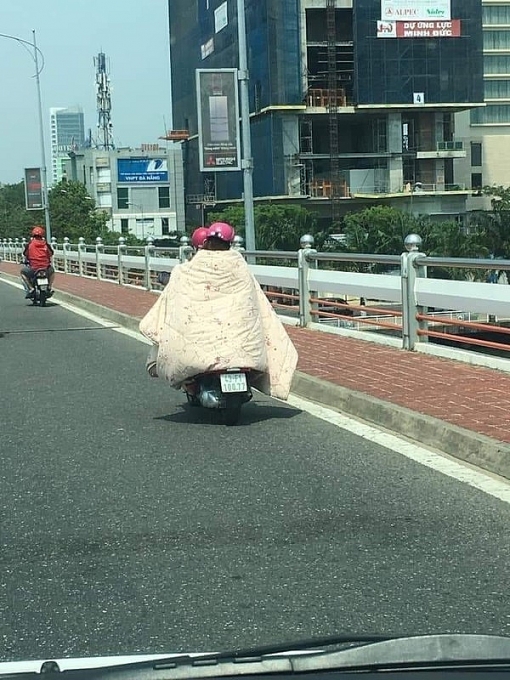 muon van kieu thoi trang chong nang ba dao cua cac chi em khi ra duong