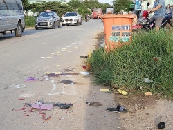 Bé    gái  ở  Bình   Dương   tai nạn chết   thảm    vì    thùng    rác   bên   đường