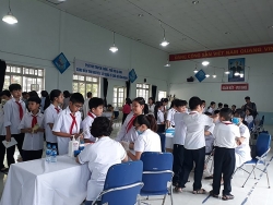 Khám miễn phí cho hơn 1.700 học sinh phường Hạ Đình sau vụ cháy nhà máy Rạng Đông