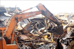 Bùn và rác thải sau vụ cháy nhà máy Rạng Đông được đưa đi đâu?