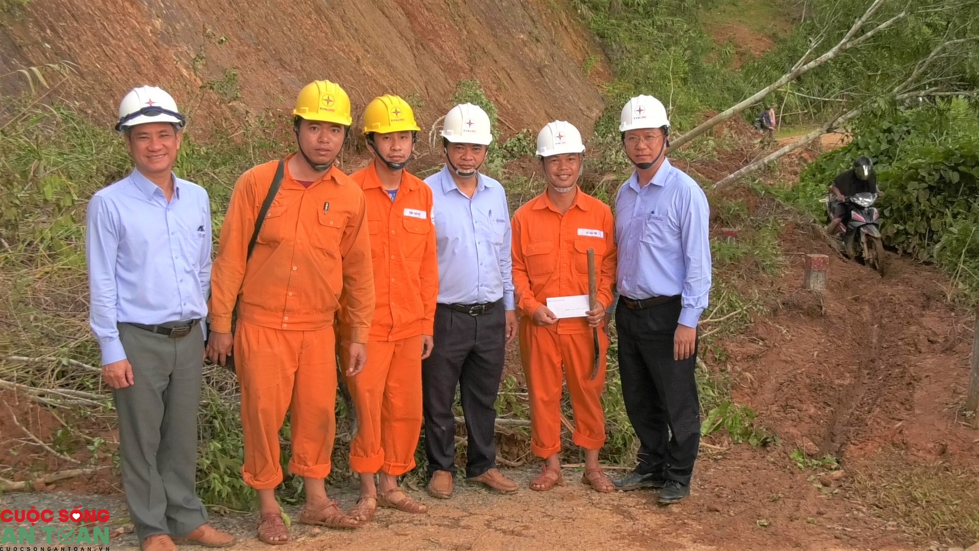 Vượt rừng sửa điện phục vụ đồng bào  vùng cao Quảng Nam