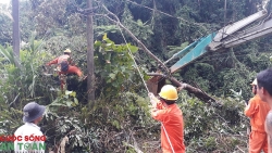 Vượt rừng sửa điện phục vụ đồng bào vùng cao Quảng Nam