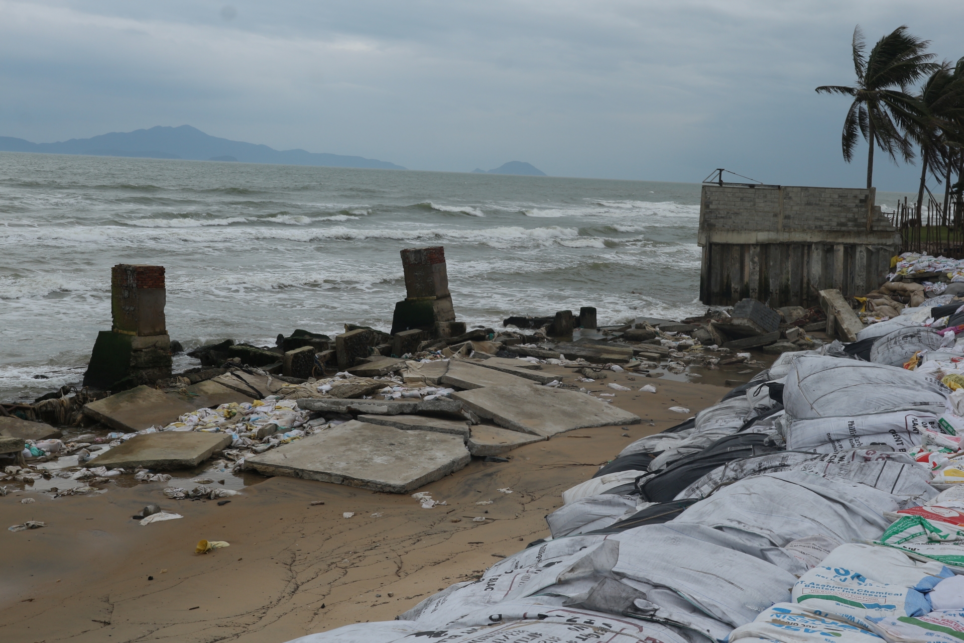 Phó Thủ tướng Trịnh Đình Dũng kiểm tra công tác ứng phó bão số 9 tại Quảng Nam
