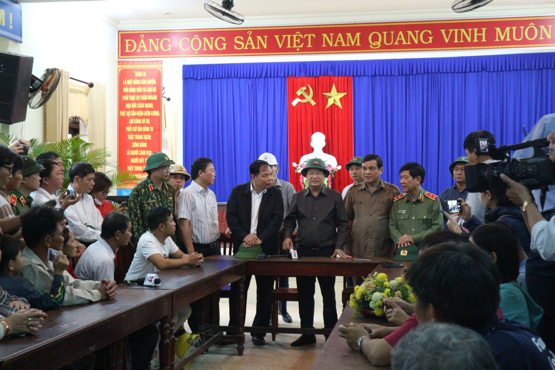 Phó Thủ tướng Trịnh Đình Dũng kiểm tra công tác ứng phó bão số 9 tại Quảng Nam