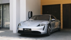 Lệ phí trước bạ còn 0%, khách mua Porsche Taycan điện lãi lớn